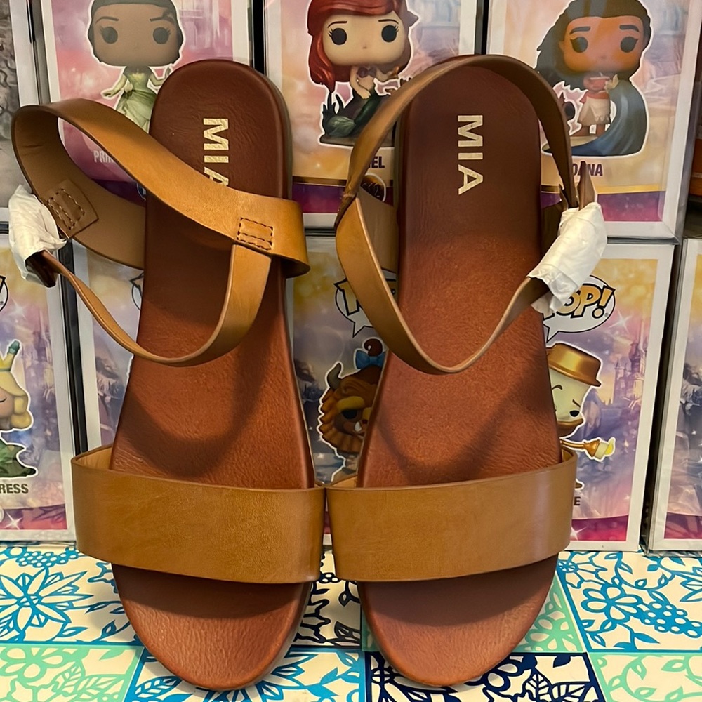 Linley Two Band Sandal NWOT never worn, size 9W.